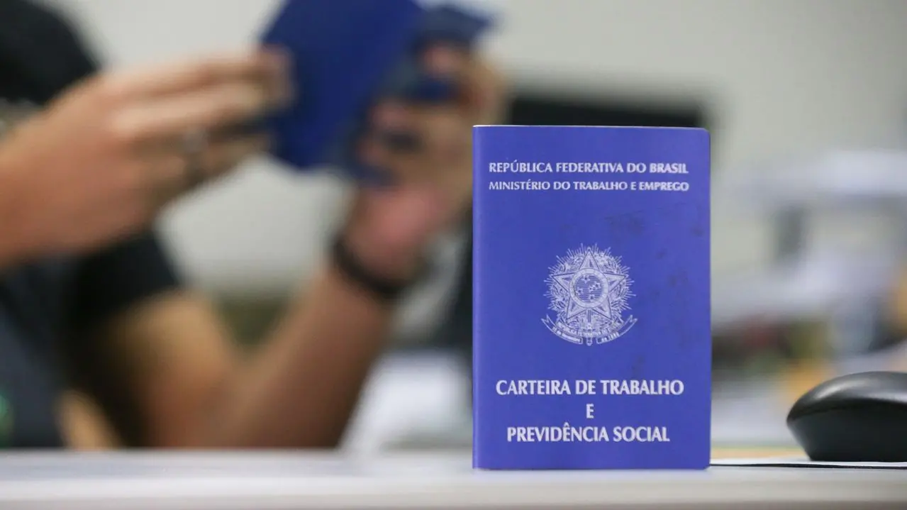 Imagem da notícia: Empresas aplicam golpe da rescisão e deixam trabalhadores demitidos sem dinheiro