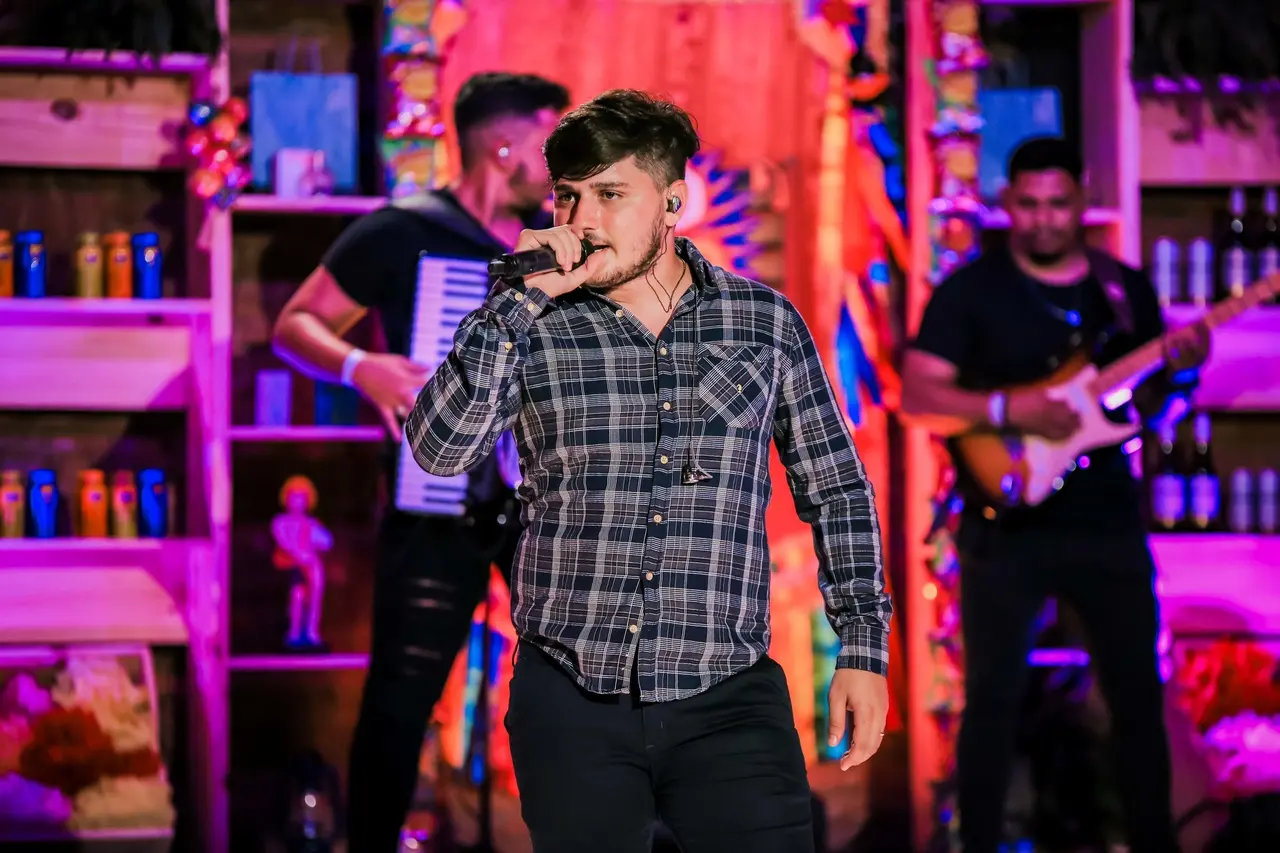 Imagem da notícia Segunda noite do 'São João de Todos' reúne nomes como Vitor Fernandes e Biu do Piseiro