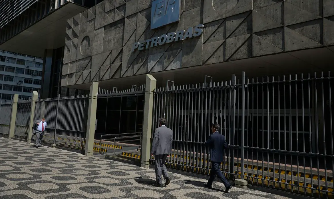 Imagem da notícia: Petrobras pede registro para oferta de ações da BR Distribuidora