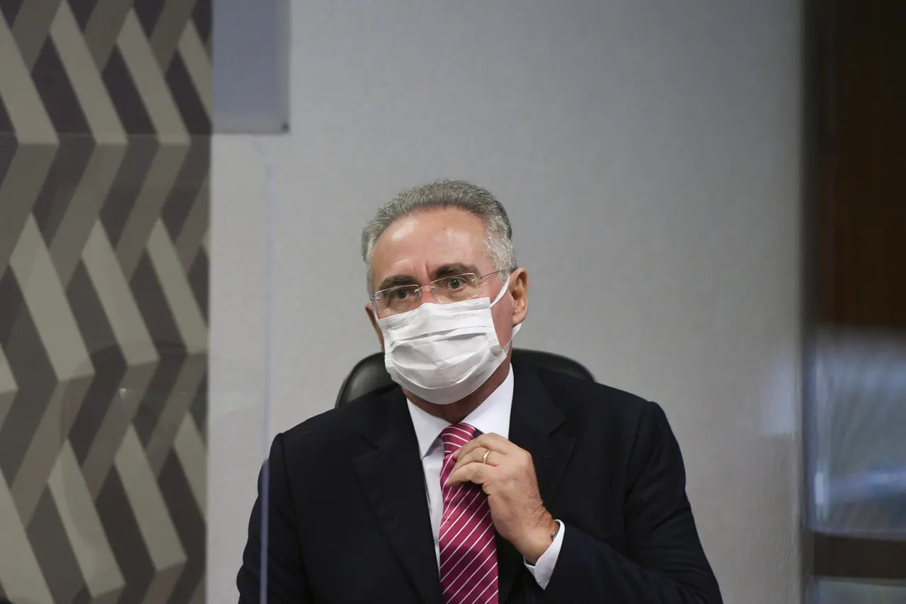 Imagem da notícia: Renan Calheiros se recusa a fazer perguntas a médicos e abandona sessão da CPI da Covid