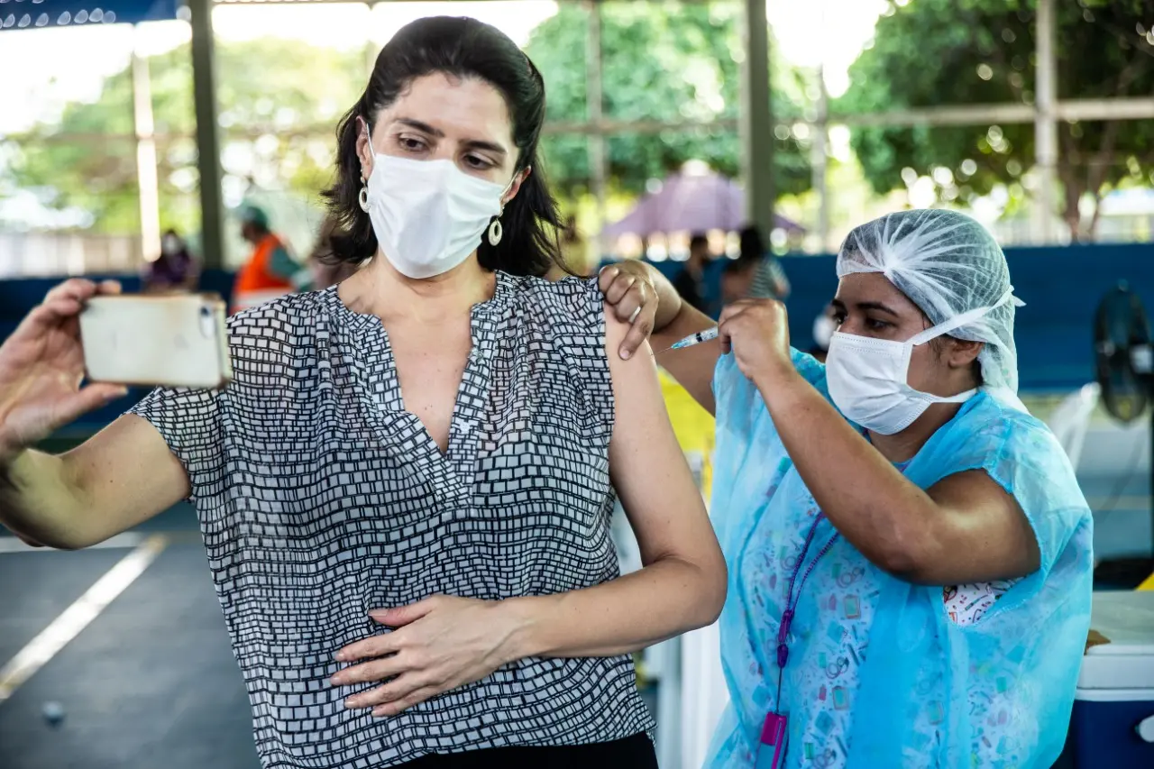 Imagem da notícia: Com atraso da Janssen, Ceará distribui doses de AstraZeneca a cidades para evitar nova paralisação