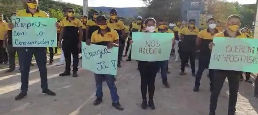 Funcionários de loja fazem protesto para ligação de energia