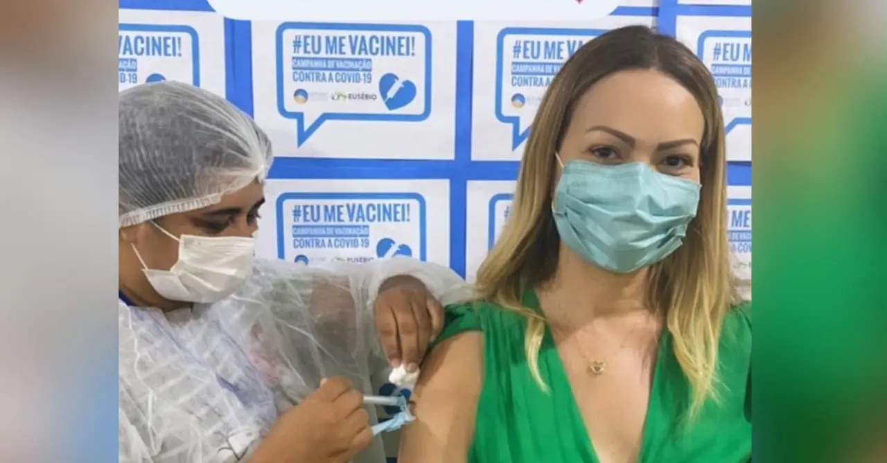 Imagem da notícia: Solange Almeida é vacinada contra a Covid-19 no Eusébio 