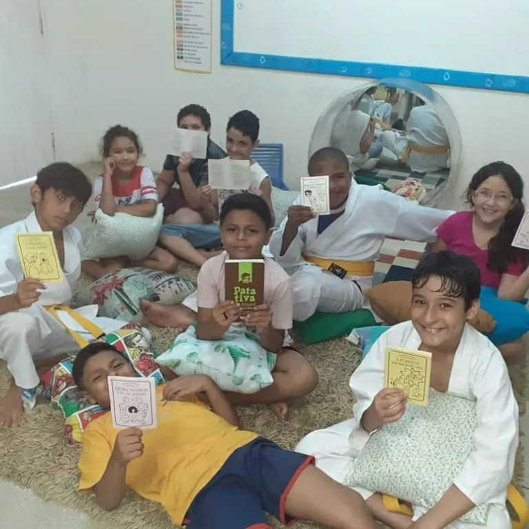 Antes da pandemia, a Biblioteca Comunitária Mundo Jovem realizava ações de leituras coletivas com crianças e jovens do bairro Jardim Iracema