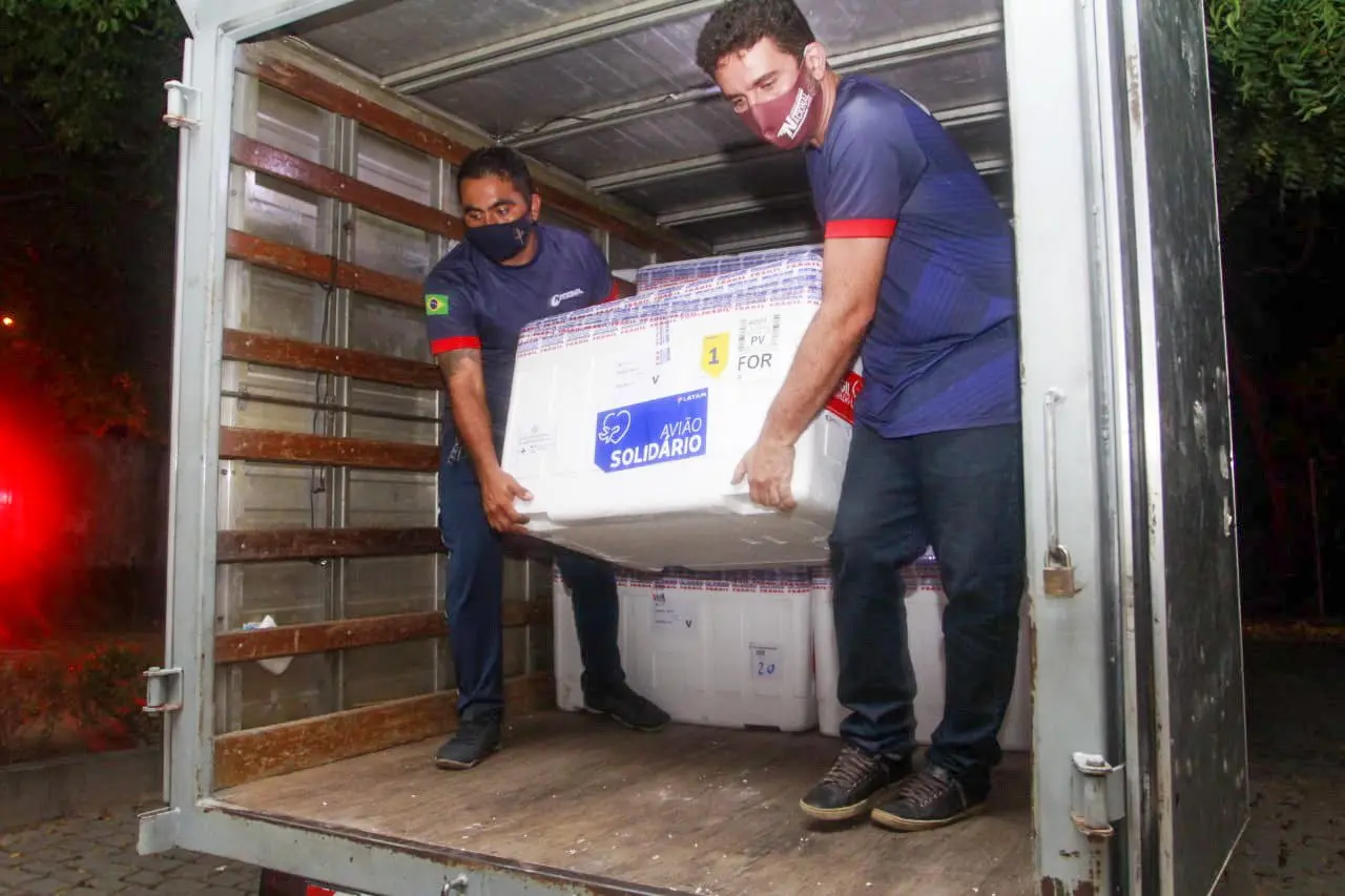 Imagem da notícia: Mais 280 mil doses da vacina da AstraZeneca contra a Covid-19 chegam ao Ceará
