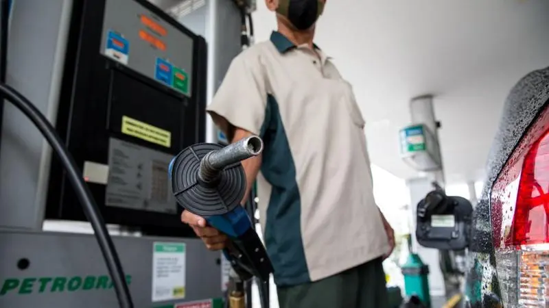 Imagem da notícia: Gasolina volta a ultrapassar R$ 6 no Ceará; veja preços dos combustíveis