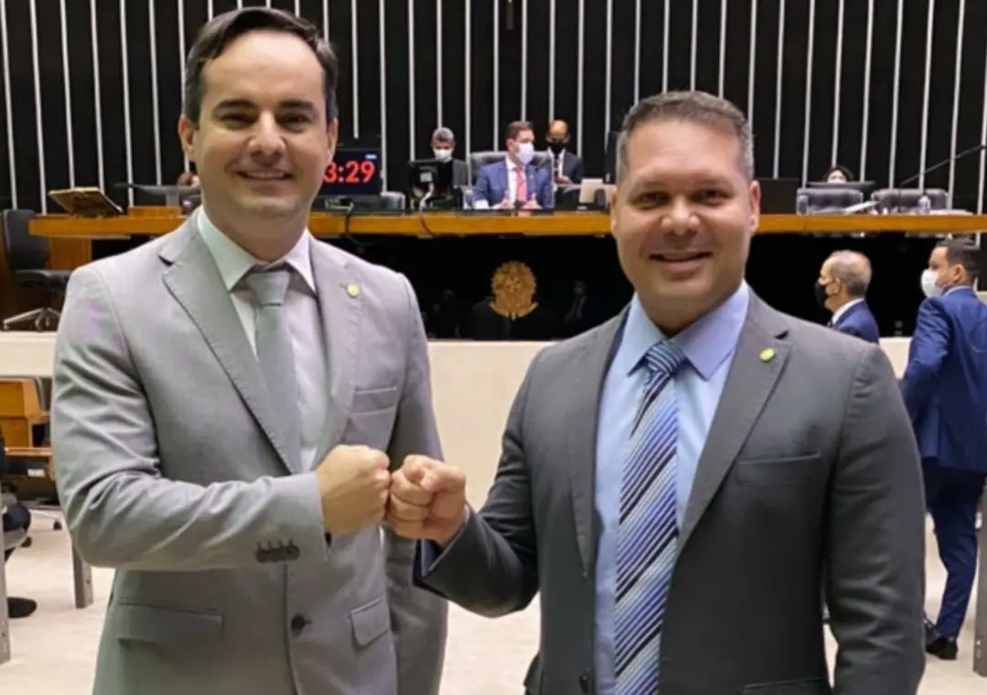 Capitão Wagner e Heitor Freire se cumprimentam no plenário da Câmara