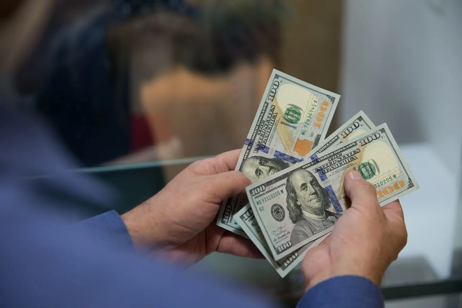 Imagem da notícia: Dólar fecha pela primeira vez abaixo de R$ 5,00 desde junho de 2020