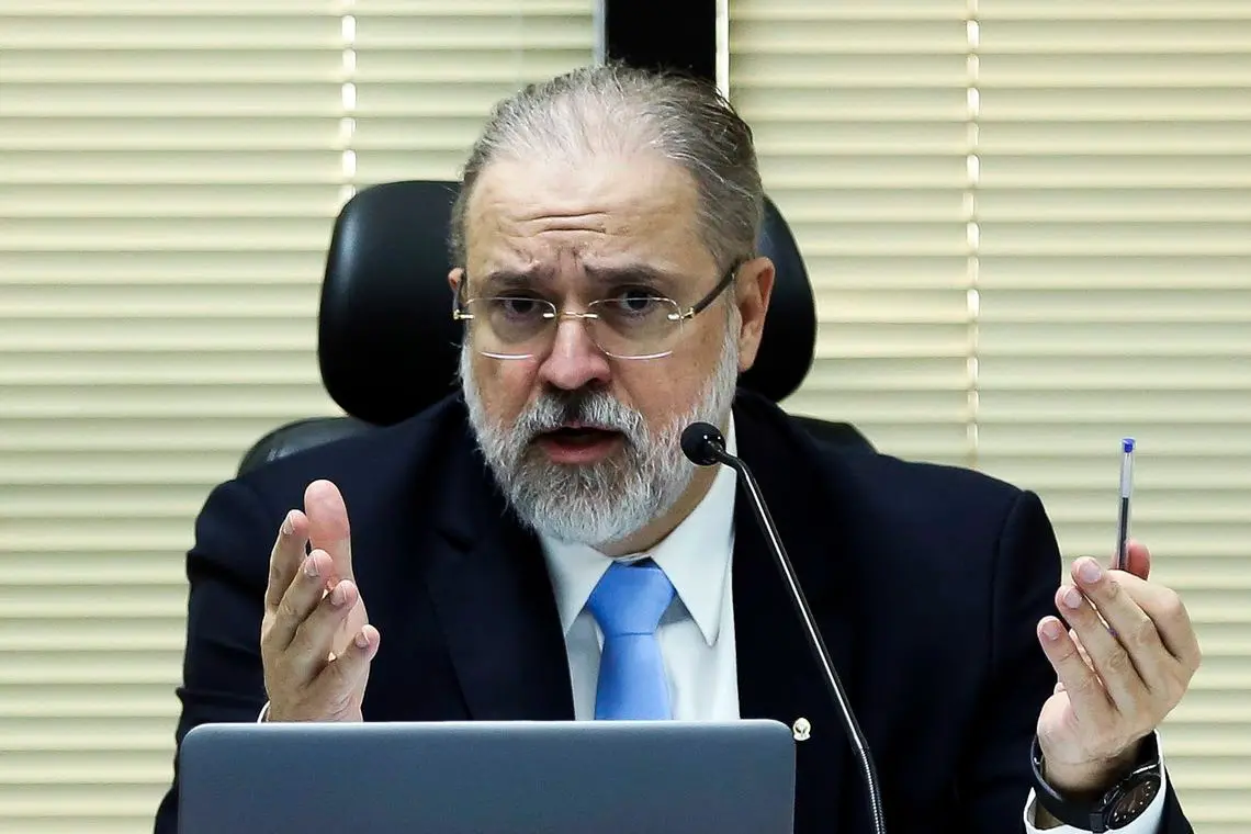 Imagem da notícia: Aras fica fora da lista tríplice para novo mandato de PGR, mas pode ser reconduzido por Bolsonaro