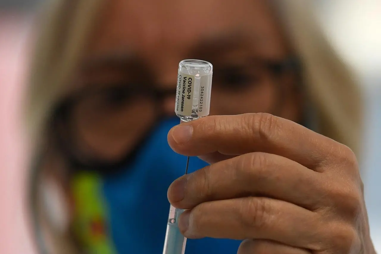 Imagem da notícia: Primeiro lote com 61.100 doses da vacina da Janssen contra a Covid-19 chega ao Ceará esta semana