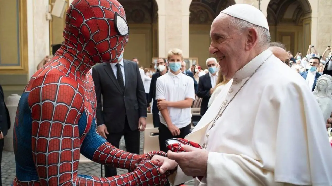 Imagem da notícia: Homem-Aranha encontra papa Francisco durante audiência no Vaticano
