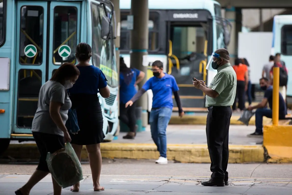 Imagem da notícia: Motoristas e cobradores de ônibus de Fortaleza aceitam acordo de reajuste que suspendeu greve