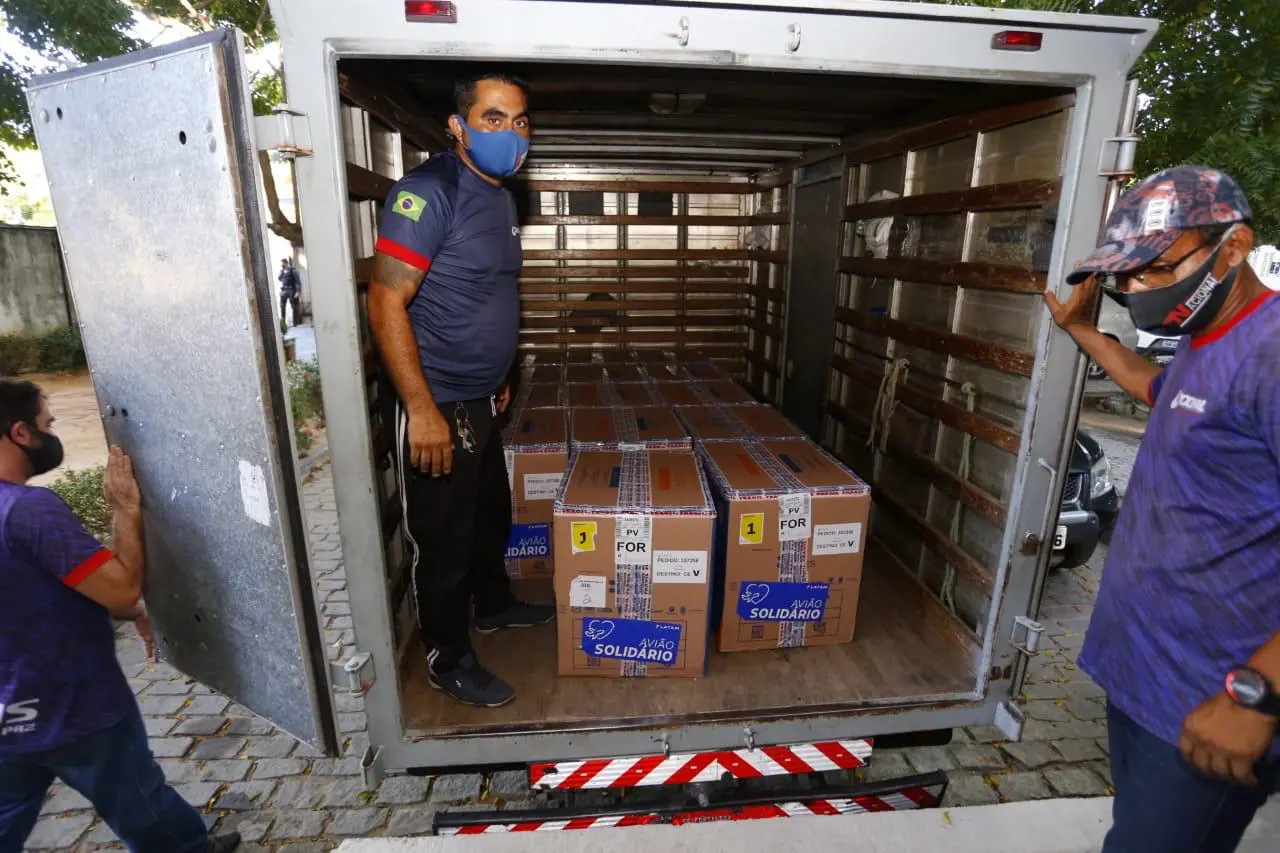 Imagem da notícia: Novo lote com mais de 93 mil vacinas da Pfizer contra a Covid-19 chega ao Ceará
