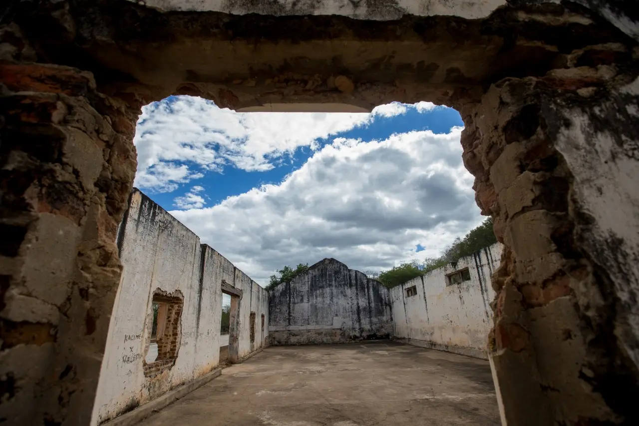 Imagem da notícia: Ruínas do campo de concentração de Senador Pompeu estão em processo de tombamento pelo Estado