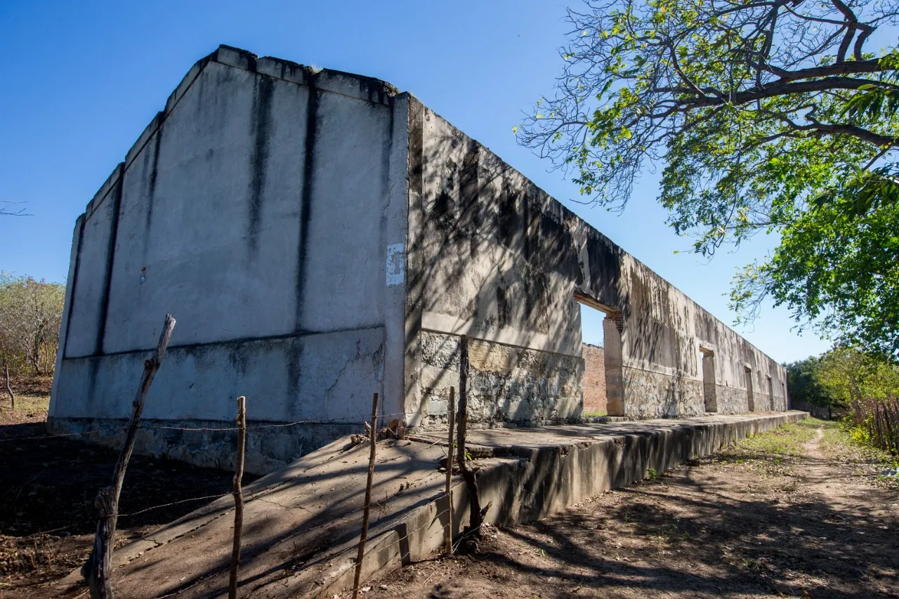 Para o campo de concentração em Senador Pompeu foram aproveitadas as instalações de alvenaria dos prédios abandonados pelas empresas inglesas responsáveis por construir o Açude do Patu