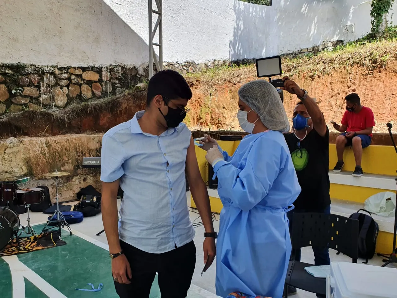 Caíque Franco recebeu primeira dose da vacina contra Covid-19 durante evento em Guaramiranga