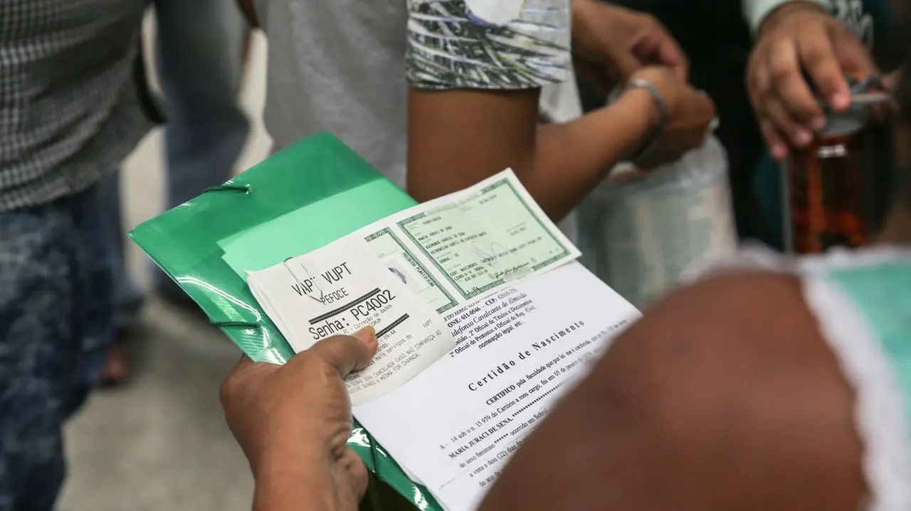 Imagem da notícia: Saiba como estão os horários, taxas e prazos para retirar RG e CNH no Ceará