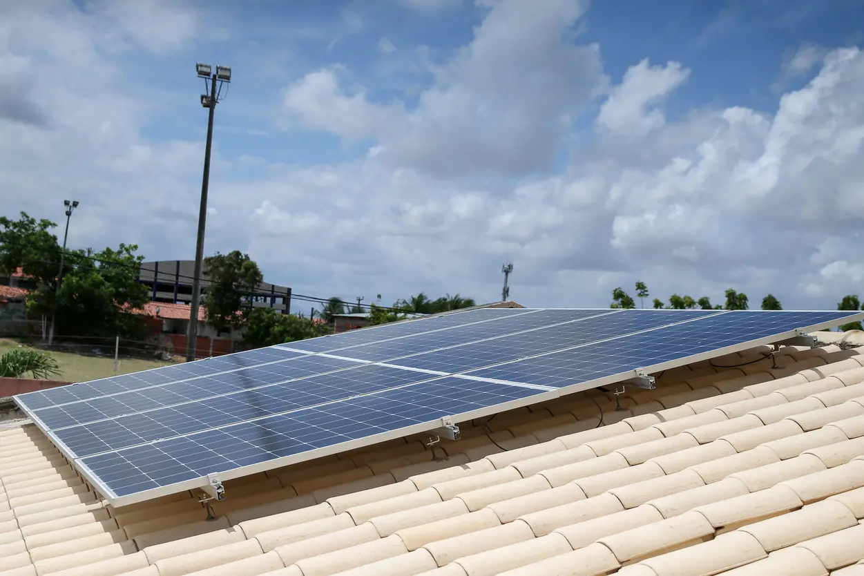 Imagem da notícia: Com aumento na conta de luz, vale a pena investir em energia solar? Saiba quanto custa