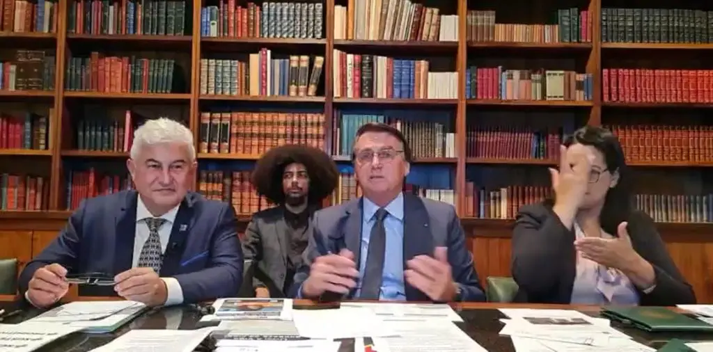 Imagem da notícia TRF4 julga Bolsonaro por racismo em fala sobre cabelo de apoiador: 'Criatório de barata'