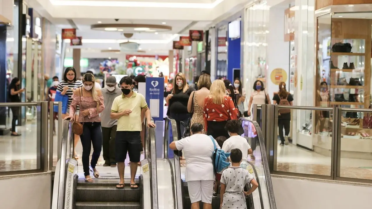 Imagem da notícia: Novo decreto amplia horário do comércio de rua e lojas de shoppings no Ceará 