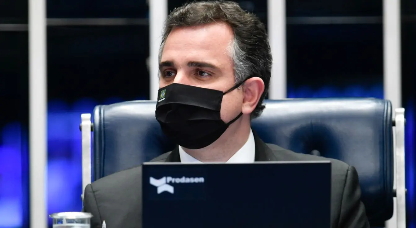 Imagem da notícia: Rodrigo Pacheco diz não aceitar retrocesso à democracia em resposta a Bolsonaro e militares