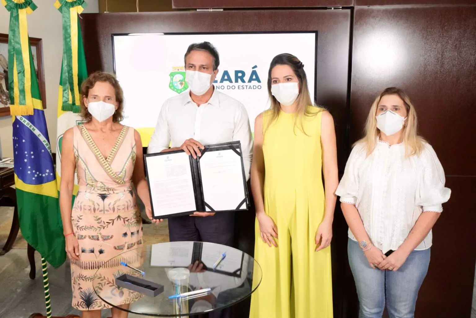 Imagem da notícia: Governador anuncia projeto de lei para distribuir absorventes íntimos a estudantes da rede pública
