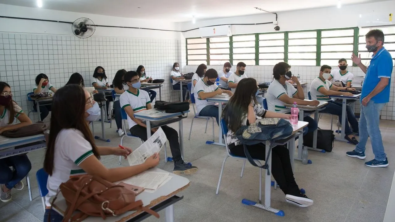 Dois pontos são centrais na mudança: o aumento das horas letivas e a modificação da grade curricular.