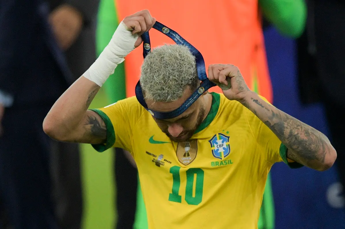 Neymar tirando a medalha de prata da Copa América 2021