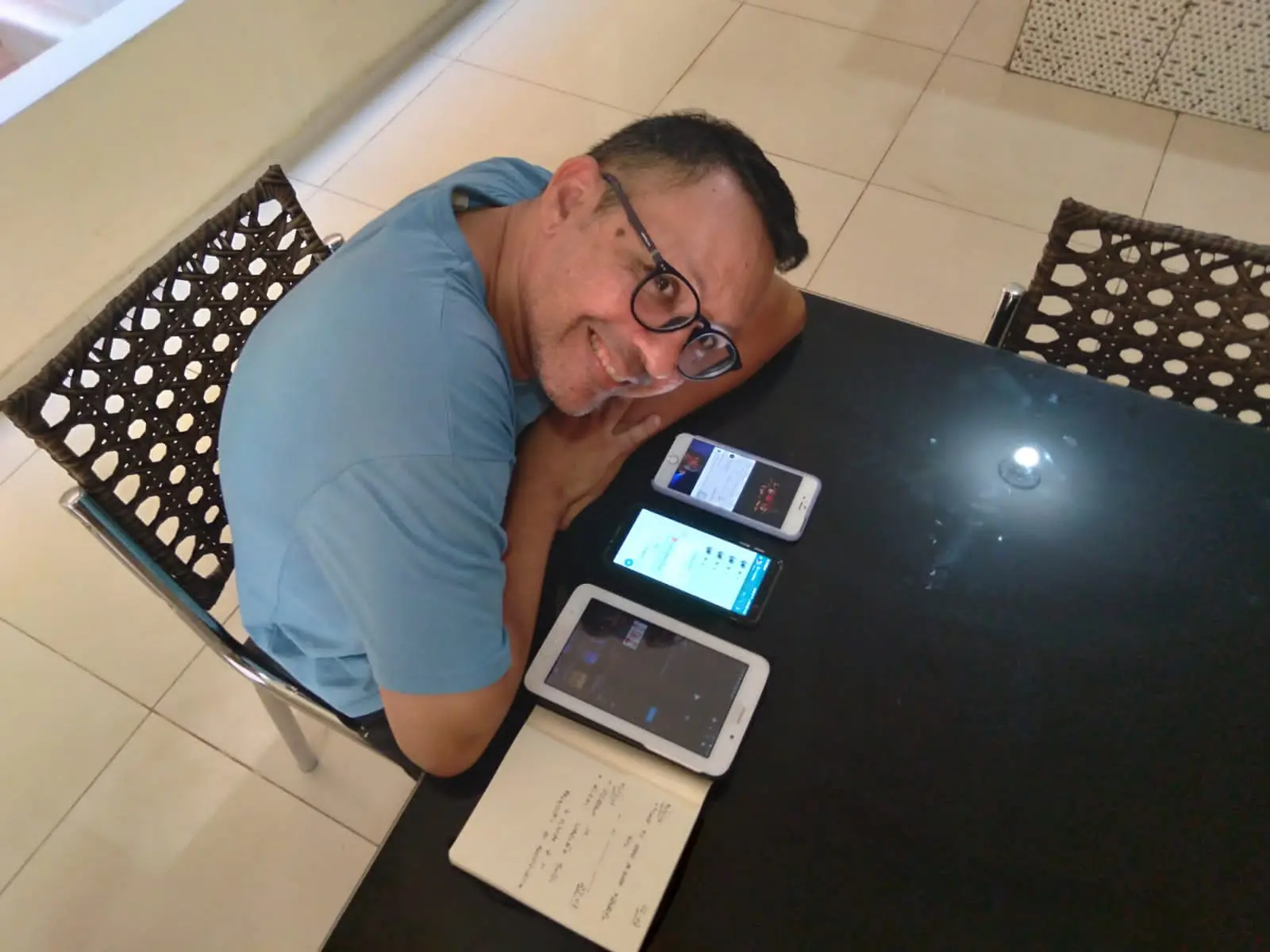 Imagem da notícia: Professor produz áudios criativos para aproximar estudantes e reduzir evasão escolar em Fortaleza