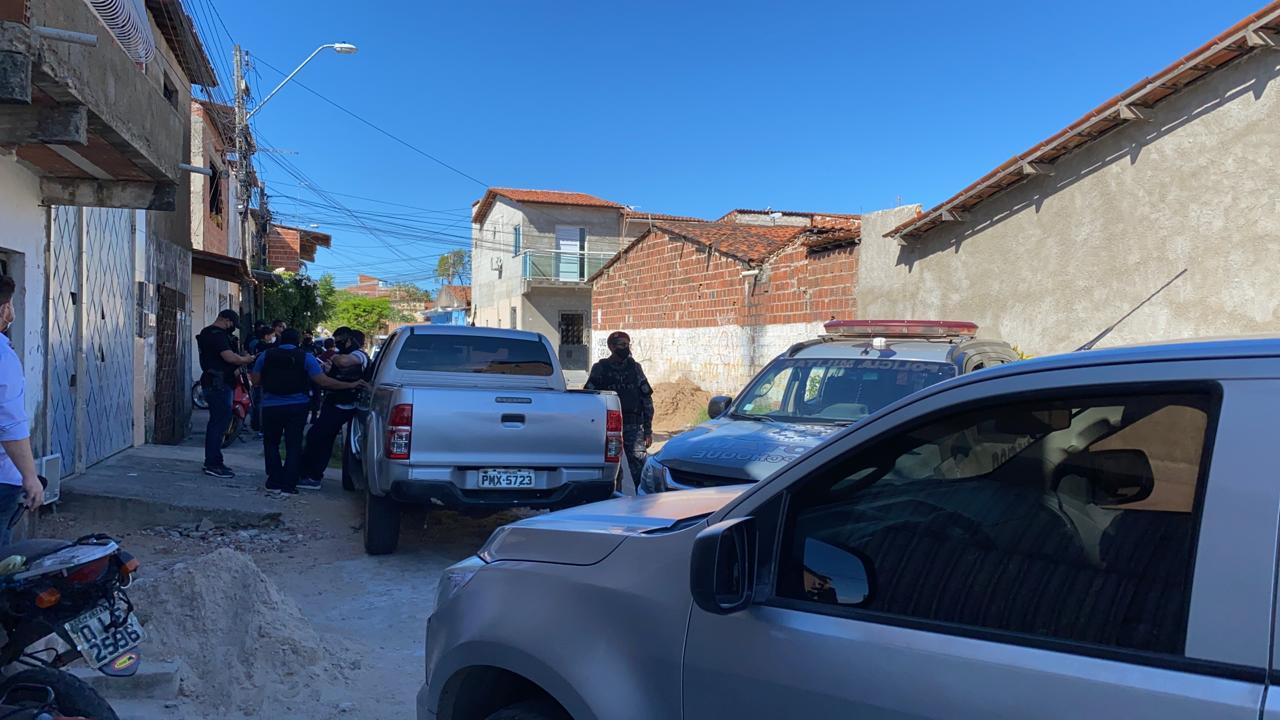 Imagem da notícia: Pai de PM é morto por não acatar ordem de facção criminosa no Quintino Cunha; três são presos