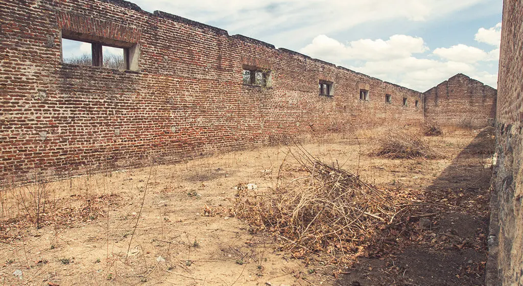 Ruínas de campo de concentração de retirantes da seca no Ceará