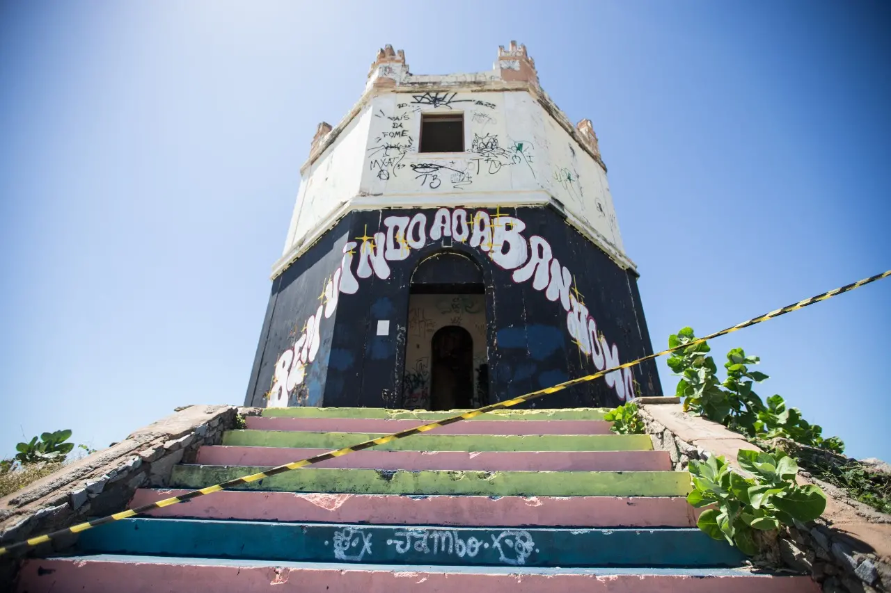 Imagem da notícia: Moradores do Serviluz cobram reforma no Farol do Mucuripe após queda da cúpula central
