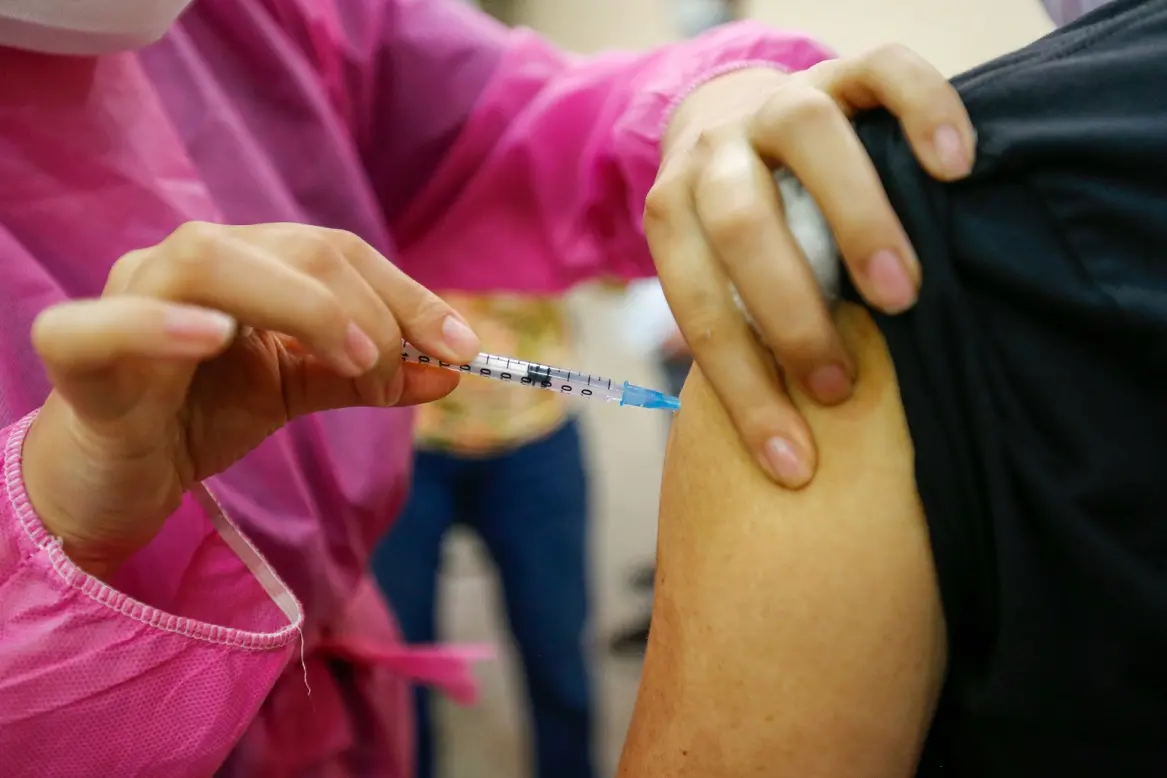 Imagem da notícia: Covid: 44% da população com mais de 18 anos ainda não tomou vacina no Ceará