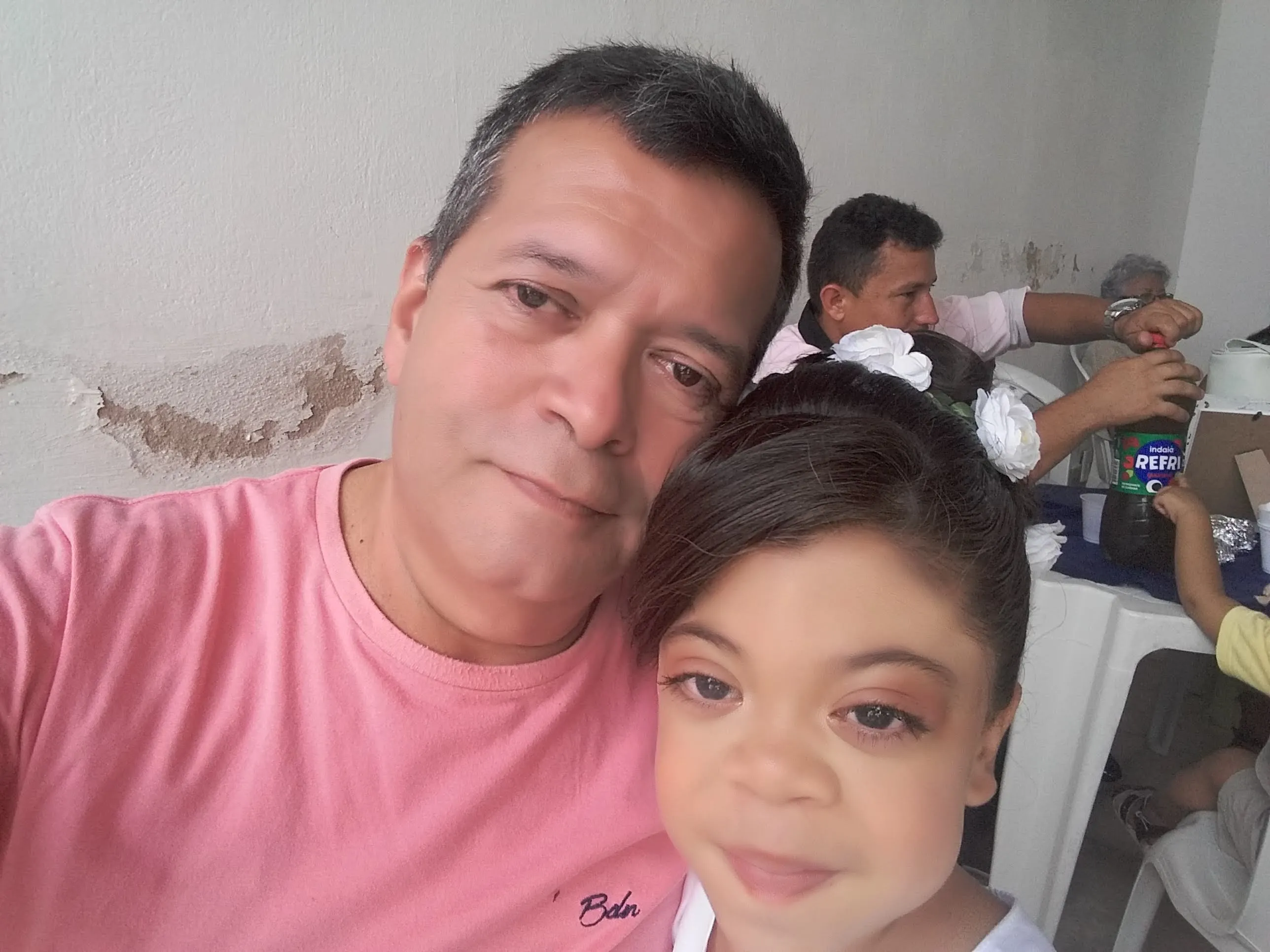 Ana Lara, 8 anos, dribla os problemas de mobilidade e respiratórios para viver a infância ao lado do pai