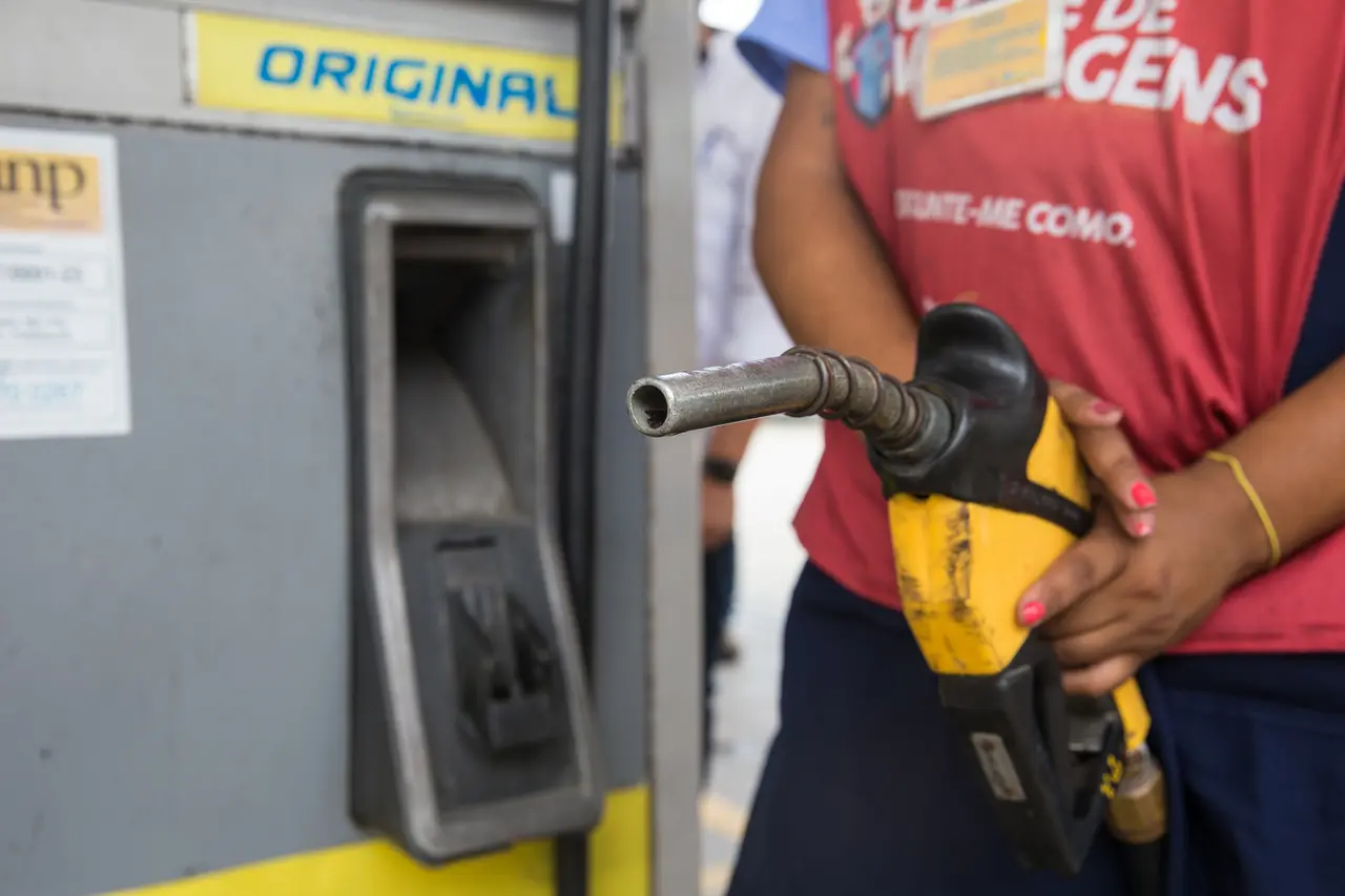Imagem da notícia: Com gasolina em alta, consumidor pode gastar R$ 8.700 por ano; veja simulações