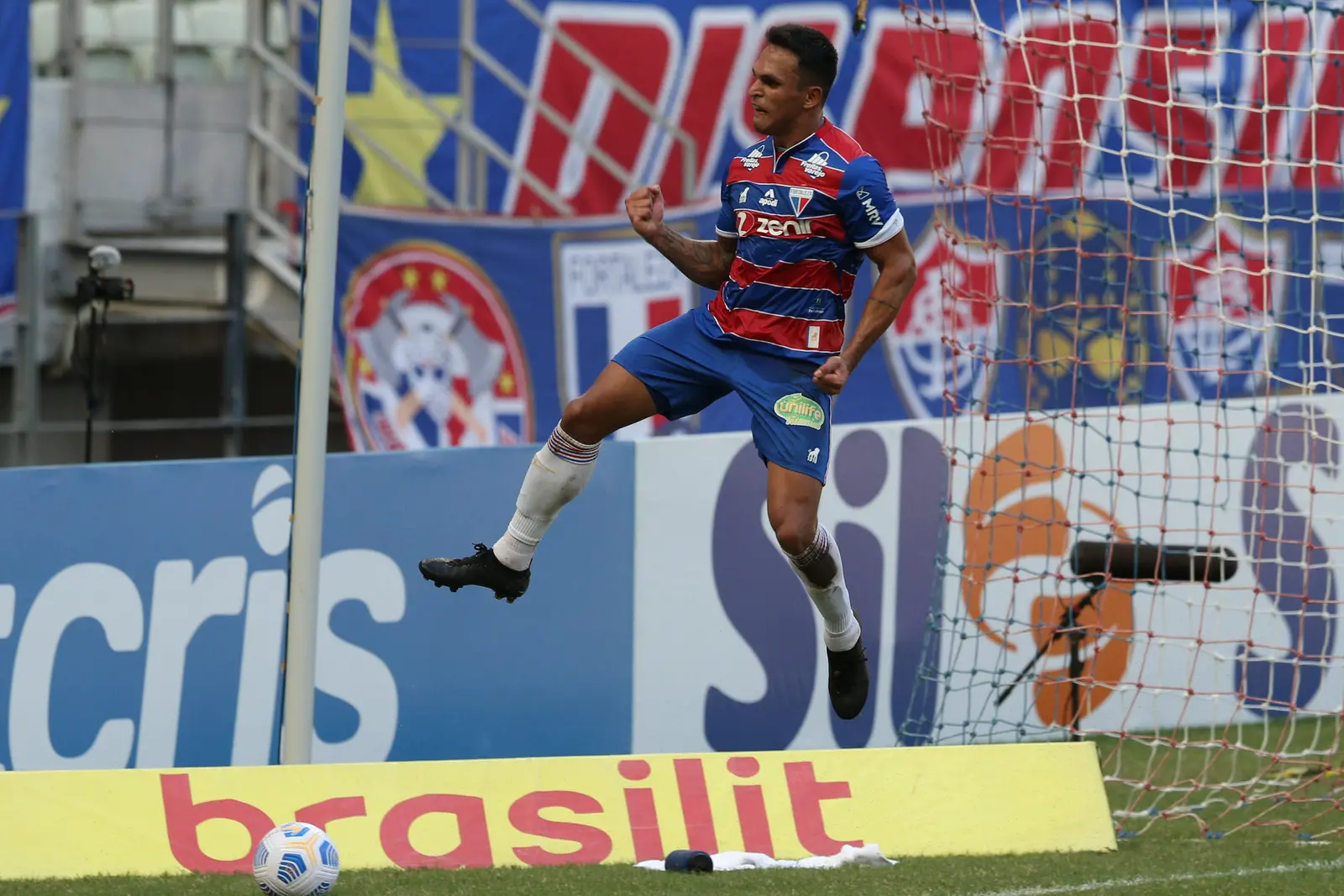O atacante Robson marcou o gol da vitória do Fortaleza contra o Bragantino