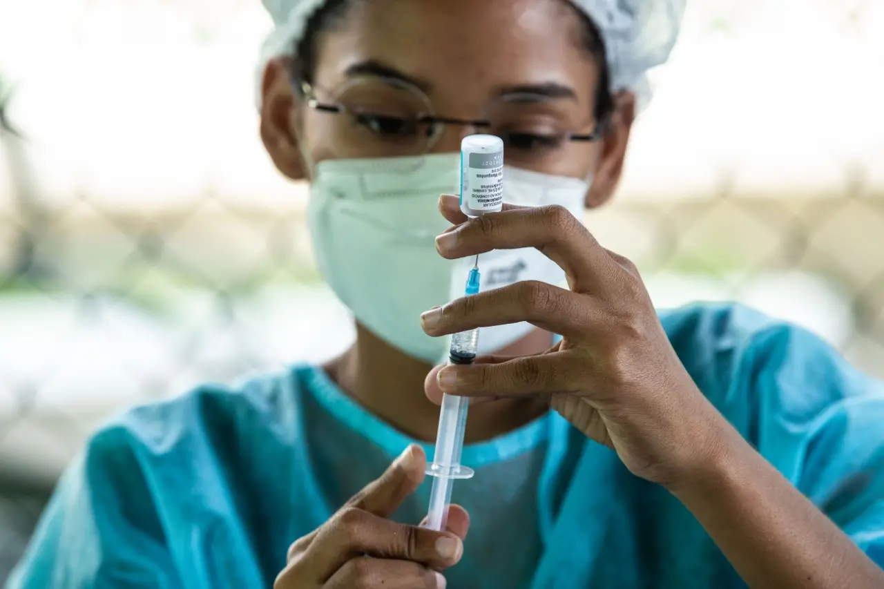 Imagem da notícia: Canindé vai antecipar segunda dose da vacina contra a Covid em profissionais da educação