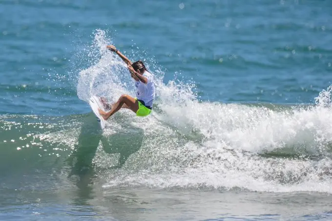 Imagem da notícia: Cearense Silvana Lima perde de tetracampeã mundial e dá adeus ao sonho de medalha no surfe