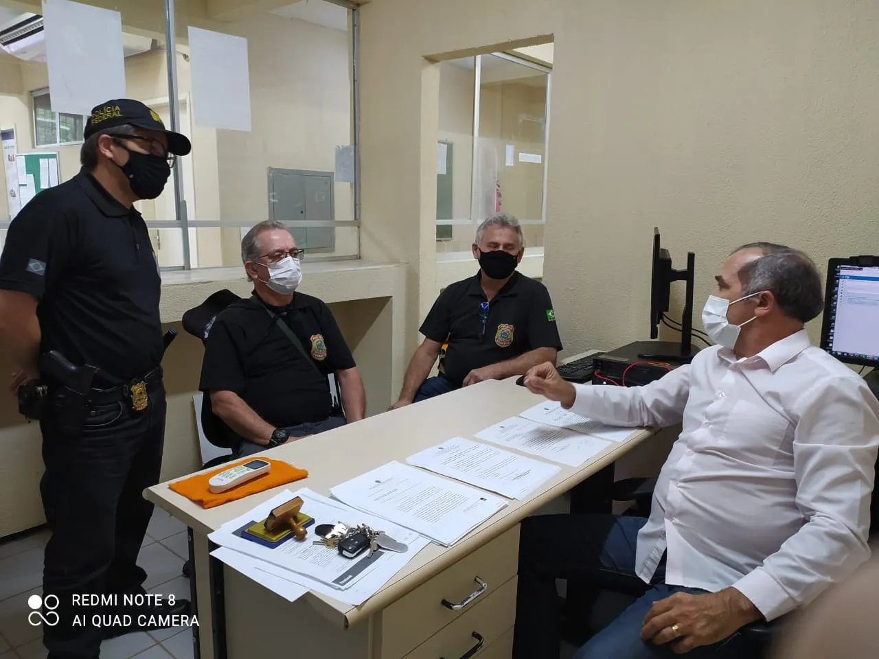 Agentes da PF e o chefe do Cartório Eleitoral em reunião em Missão Velha