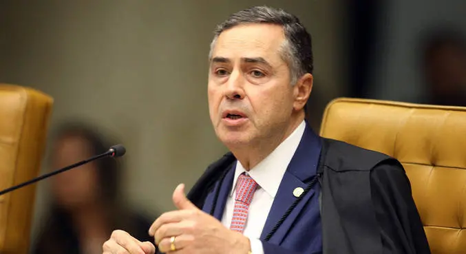 Imagem da notícia: Forças Armadas estão sendo orientadas a atacar as eleições no Brasil, diz Barroso, ministro do STF 
