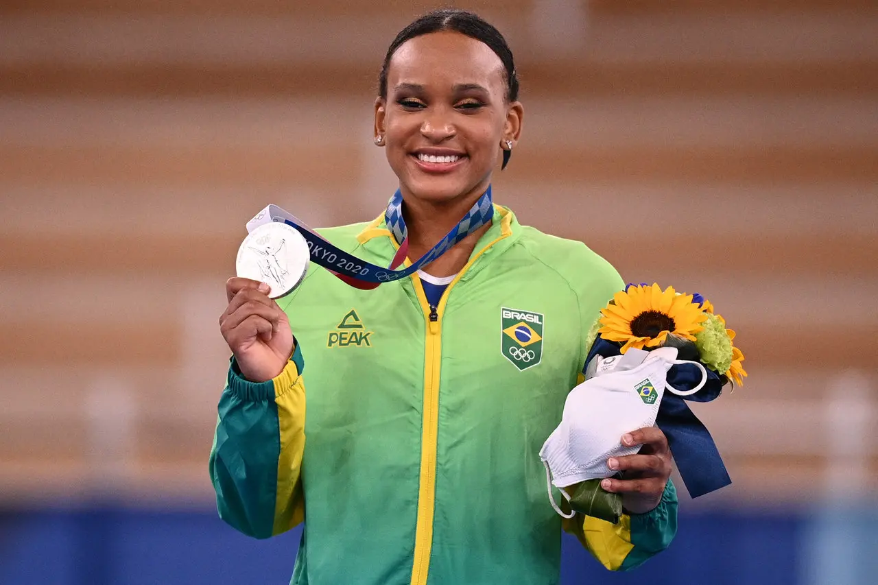 Imagem da notícia: Rebeca Andrade conquista medalha de prata na final individual geral da ginástica; veja notas