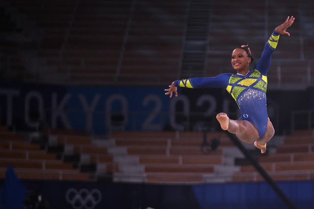 Imagem da notícia: Rebeca Andrade vibra com medalha de prata e elogia Simone Biles: 
