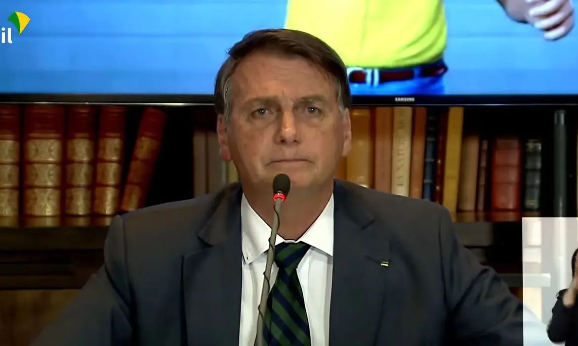 Imagem da notícia: Bolsonaro usa vídeos já desmentidos e não prova fraude em urnas eletrônicas