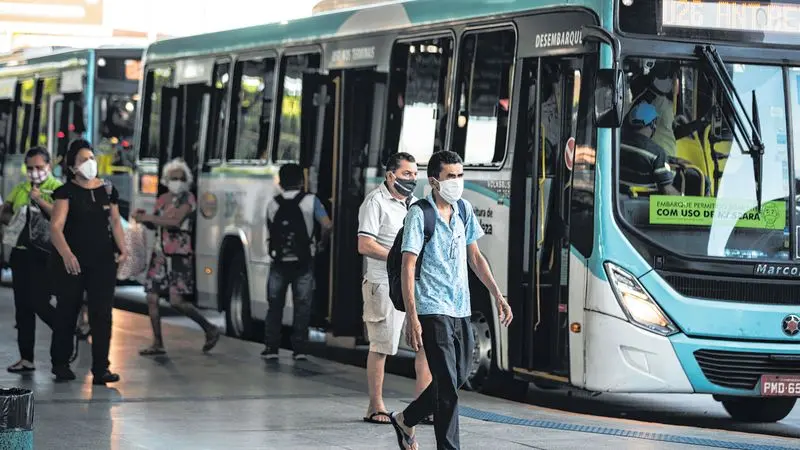 Imagem da notícia: “Pegava 6 ônibus, mas deixei”: 4 a cada 10 passageiros deixaram de usar o transporte em Fortaleza