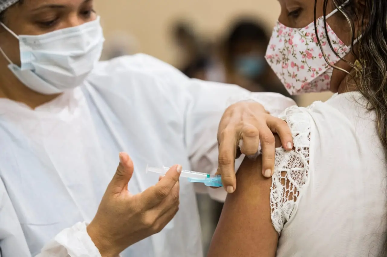 Imagem da notícia: Comissão autoriza antecipar D2 ou dose única de vacina da Covid no Ceará em 4 categorias; Veja quais
