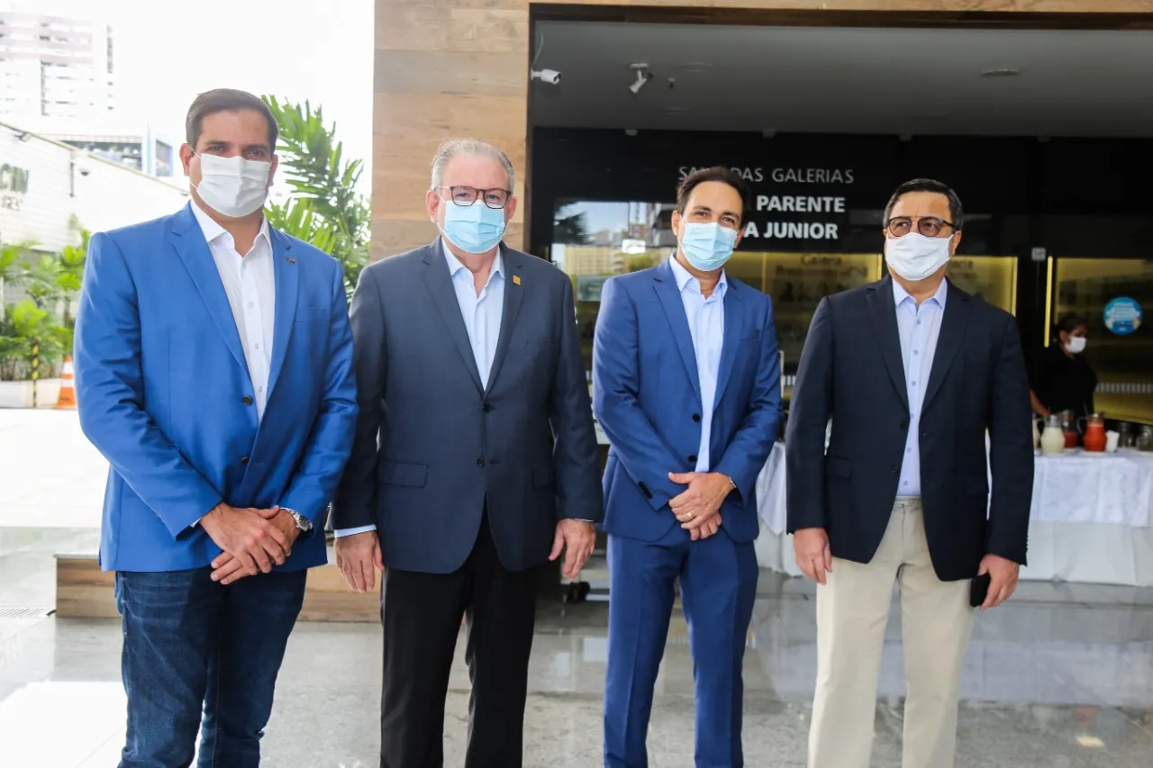 Da esquerda à direita: André Pepitone, diretor-geral da Aneel; Ricardo Cavalcante, presidente da Fiec; Luiz Carlos Queiroz, presidente do Sindienergia; Danilo Forte, deputado federal