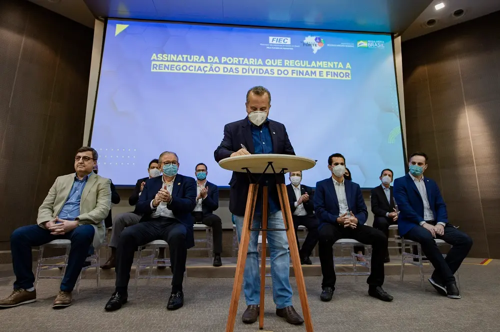 Imagem da notícia: No Ceará, ministro Rogério Marinho assina portaria que renegocia dívidas do Finor e do Finam