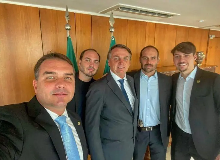 Imagem da notícia: Bolsonaro impõe sigilo de cem anos sobre acesso dos filhos ao Palácio do Planalto