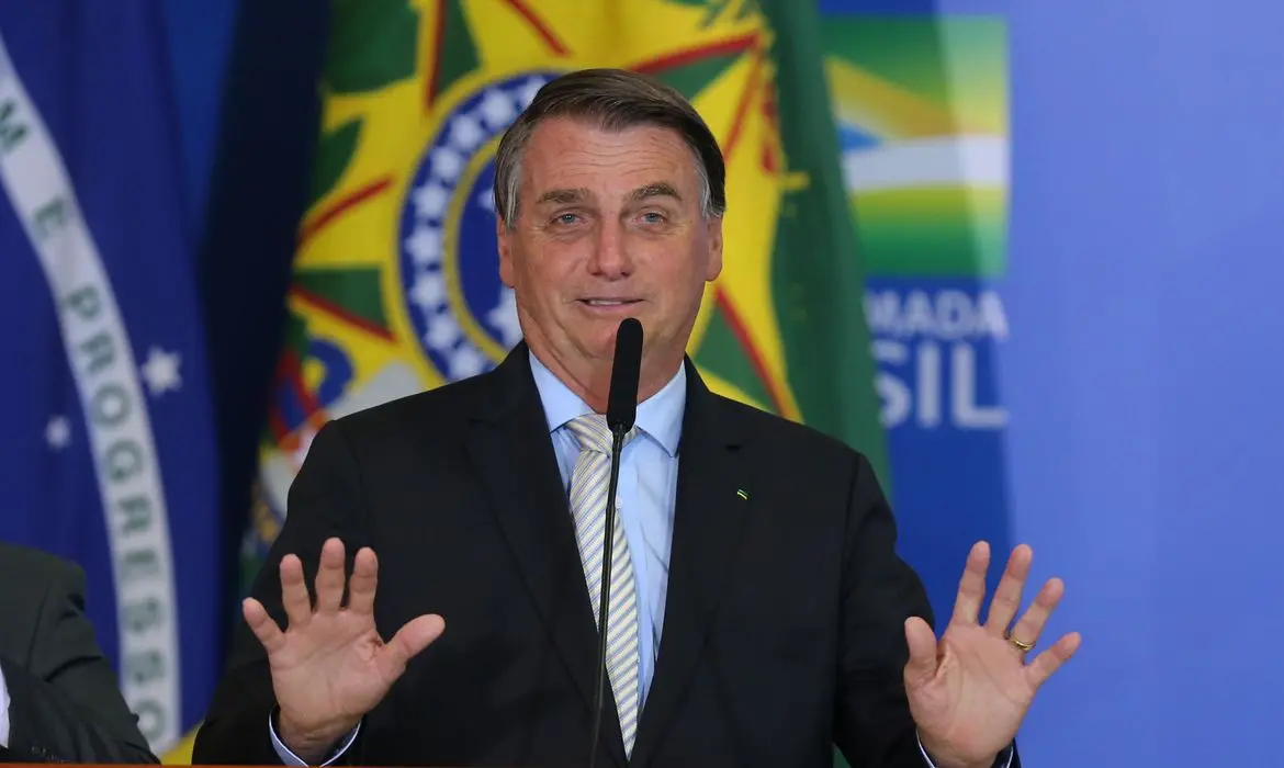Imagem da notícia: Em ato por voto impresso, Bolsonaro volta a colocar eleição de 2022 em dúvida