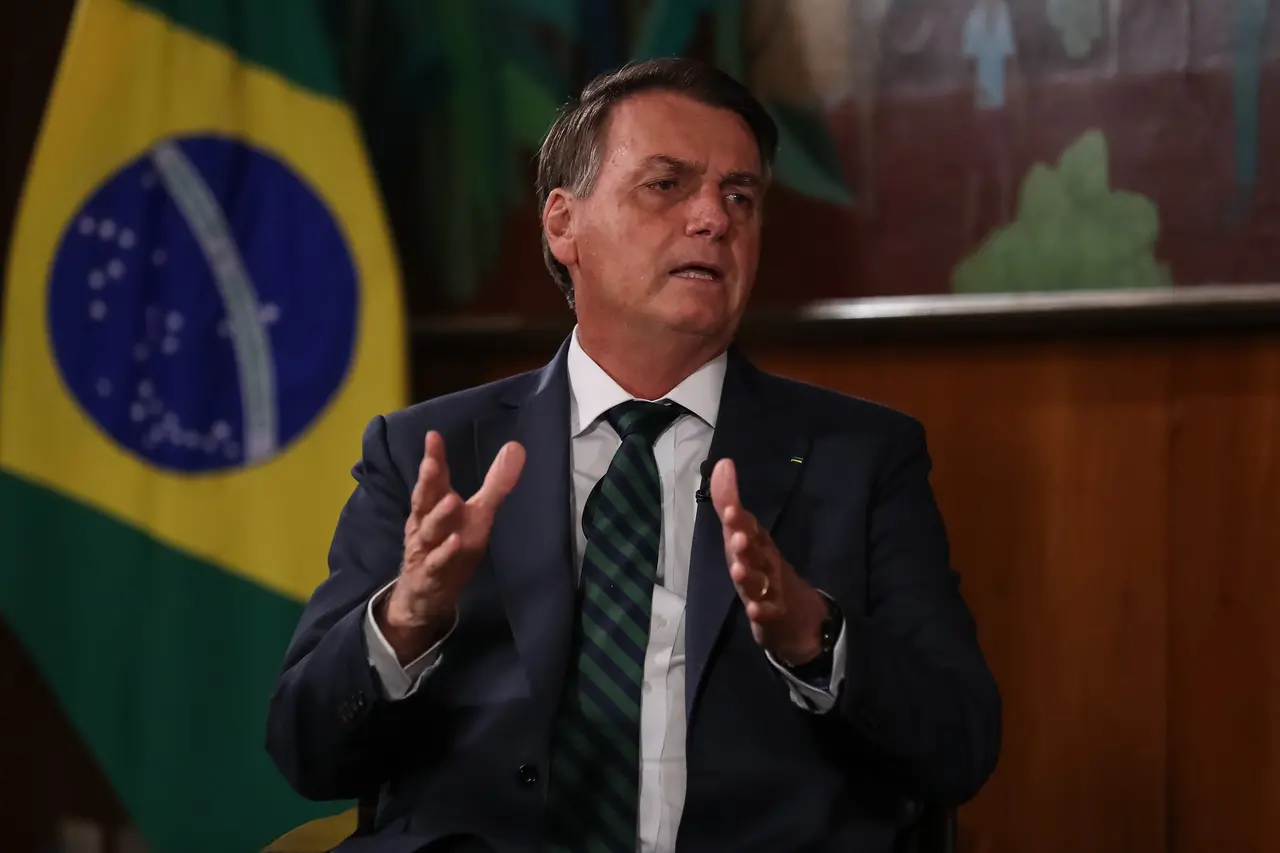 Imagem da notícia: Bolsonaro afirma que presidente do TSE quer eleição 'suja' em 2022